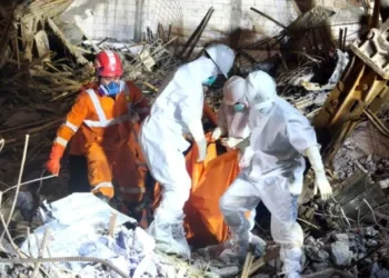 Búsqueda activa Derrumbe en Indonesia: ya son 53 los muertos por el colapso del internado