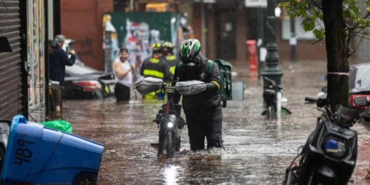 Estados Unidos Dos muertos, rutas cerradas y vuelos demorados: Nueva York bajo el agua tras horas de lluvia y vientos