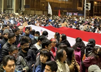Tensión política Violentos enfrentamientos frente al Congreso de Perú dejan un muerto y decenas de heridos