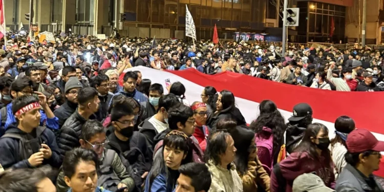 Tensión política Violentos enfrentamientos frente al Congreso de Perú dejan un muerto y decenas de heridos