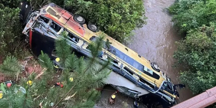 Nueve muertos en Misiones al chocar un micro y un automóvil