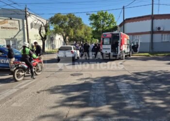 Accidente entre un auto y una moto dejó una mujer lesionada