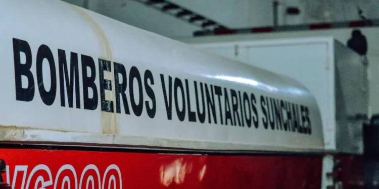 Tres personas resultaron heridas tras caer con su moto a un canal en zona rural