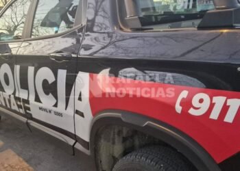Mientras estaba en su casa, un ladrón se metió por la ventana y le robó la billetera
