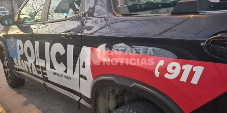Mientras estaba en su casa, un ladrón se metió por la ventana y le robó la billetera