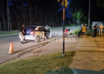 Accidente en barrio Guillermo Lehmann: una moto impactó contra un auto
