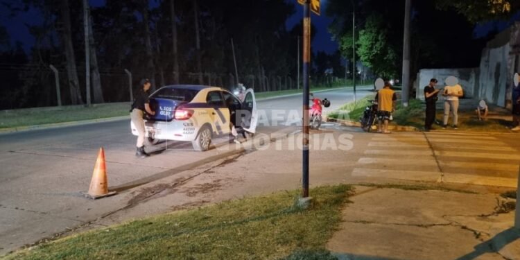 Accidente en barrio Guillermo Lehmann: una moto impactó contra un auto