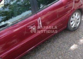 Un camión chocó y rayó un auto y buscan al responsable