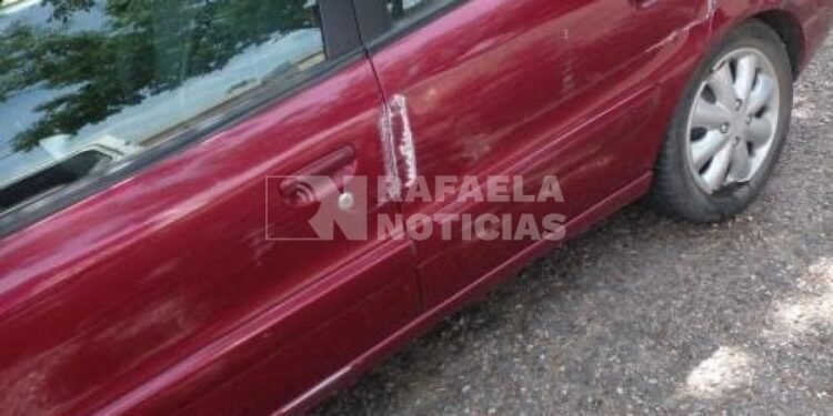 Un camión chocó y rayó un auto y buscan al responsable