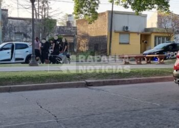 Un motociclista se llevó puesto un automóvil en Bv. Yrigoyen