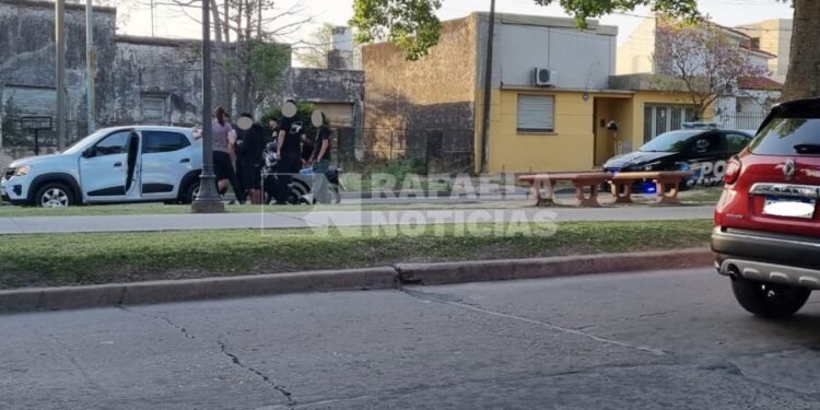 Un motociclista se llevó puesto un automóvil en Bv. Yrigoyen