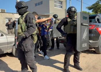 La Policía de Investigaciones detuvo a dos personas: un hombre por estafas y otro por microtráfico