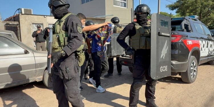 La Policía de Investigaciones detuvo a dos personas: un hombre por estafas y otro por microtráfico