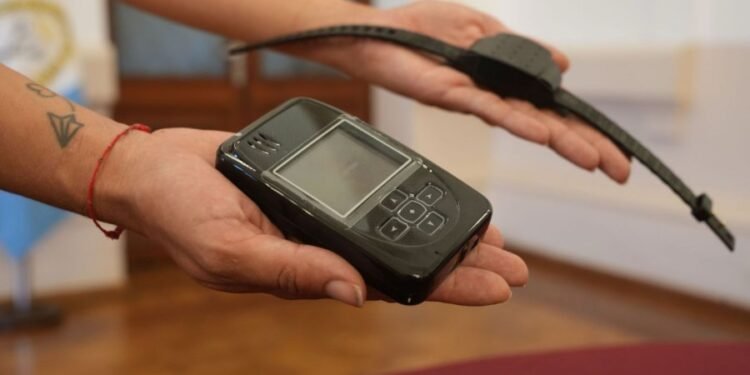 Cómo funcionarán las tobilleras duales para agresores