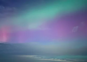 Estados Unidos Impactantes auroras boreales en el cielo de Florida tras tormenta geomagnética G4