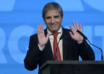 Caputo proyectó un 2026 “muy favorable” y defendió el rumbo económico ante empresas británicas