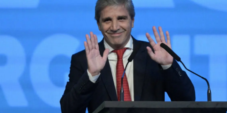 Caputo proyectó un 2026 “muy favorable” y defendió el rumbo económico ante empresas británicas