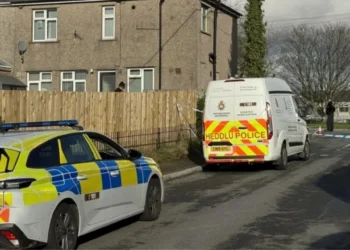 Conmoción en Gales Reino Unido: una adolescente de 17 años fue asesinada a puñaladas por su ex novio