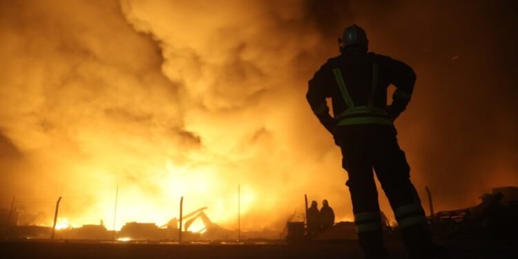 Ezeiza: denuncian mezcla de químicos y falta de seguridad como posibles causas del devastador incendio