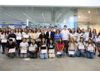 Viotti reconoció a estudiantes abanderados y abrió un espacio de diálogo juvenil