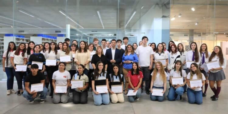 Viotti reconoció a estudiantes abanderados y abrió un espacio de diálogo juvenil