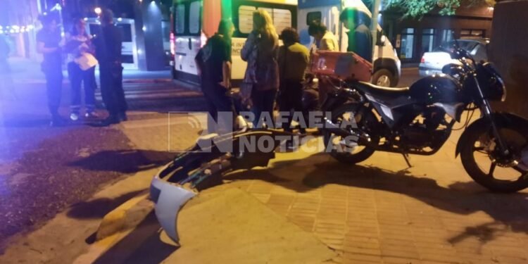Accidente entre un auto y una moto en la esquina de Sarmiento y Lavalle