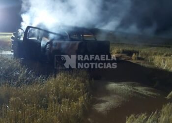 San Vicente: un vehículo terminó envuelto en llamas en el paraje Los Sembrados