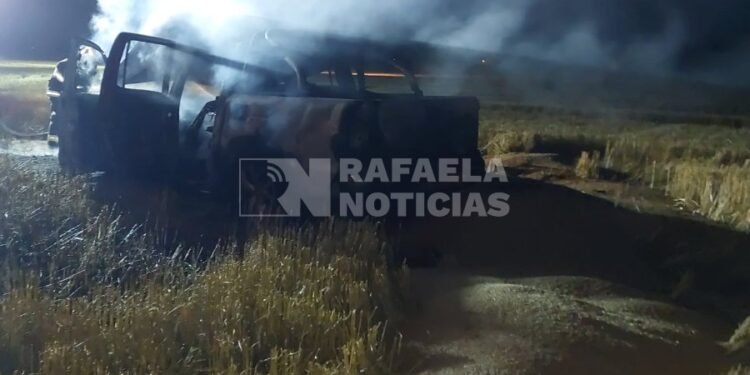 San Vicente: un vehículo terminó envuelto en llamas en el paraje Los Sembrados