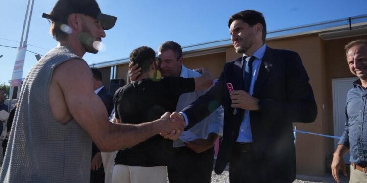 Pullaro entregó viviendas en Villa Eloísa y valoró la eficiencia del Estado para llevar adelante obra pública