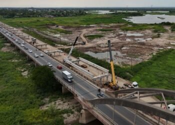 Puente Santa Fe-Santo Tomé: con un avance de 25 %, comenzó una nueva etapa de la obra con la colocación de las vigas longitudinales