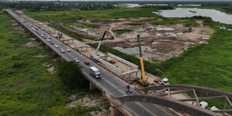 Puente Santa Fe-Santo Tomé: con un avance de 25 %, comenzó una nueva etapa de la obra con la colocación de las vigas longitudinales