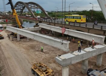 Puente Santa Fe-Santo Tomé: comenzó la colocación de las vigas longitudinales