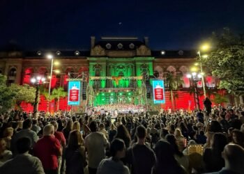 Más de 3 mil personas disfrutaron del concierto “Santa Fe Canta la Navidad” en la Plaza 25 de Mayo