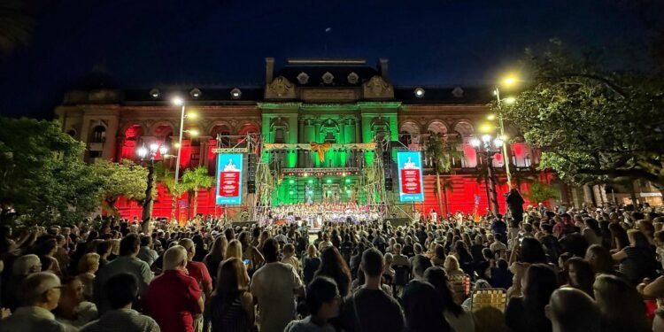 Más de 3 mil personas disfrutaron del concierto “Santa Fe Canta la Navidad” en la Plaza 25 de Mayo