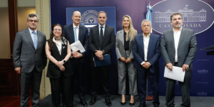 El Consejo de Mayo presentó seis propuestas para modificar la estructura económica del país