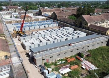El Gobierno Provincial continúa con la construcción de 4 pabellones de aislamiento en la Cárcel de Coronda: ya montó 66 nuevas celdas
