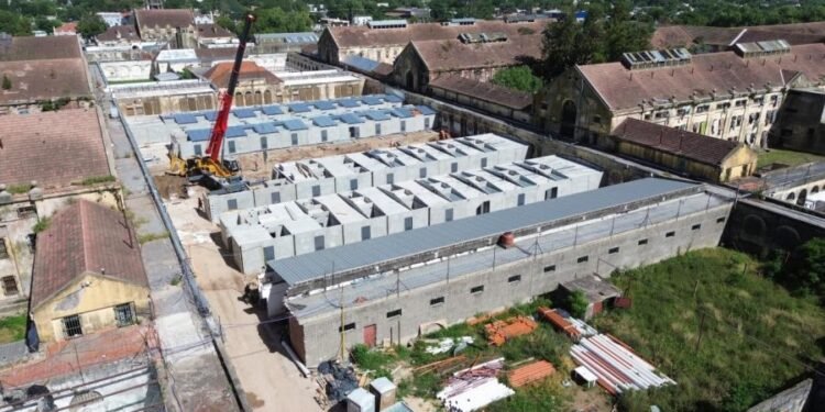 El Gobierno Provincial continúa con la construcción de 4 pabellones de aislamiento en la Cárcel de Coronda: ya montó 66 nuevas celdas