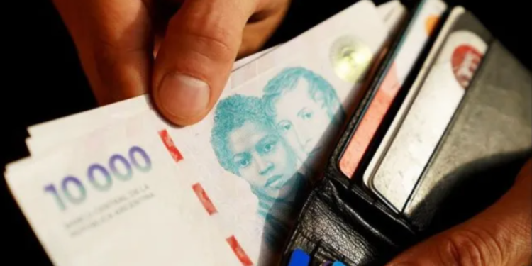 Los salarios formales suben pero pierden ante la inflación