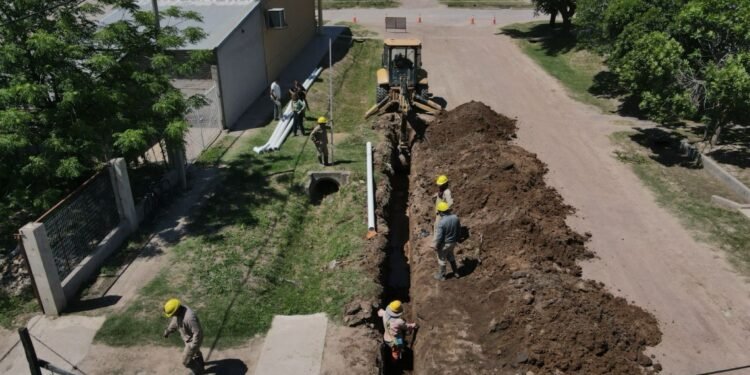 Para beneficiar a más de 7.500 vecinos de Tostado, Provincia continúa con los trabajos para modernizar el sistema cloacal