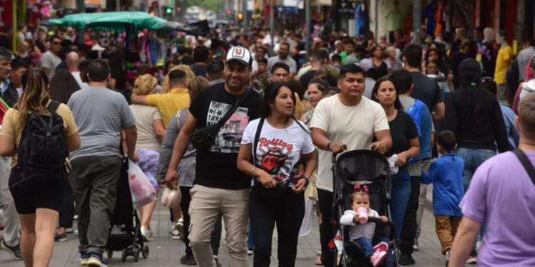 La nueva pirámide social en Argentina: casi 8 de cada 10 hogares están por debajo de la clase media