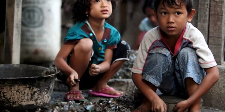 Según la UCA, bajó “fuertemente” la pobreza por ingresos