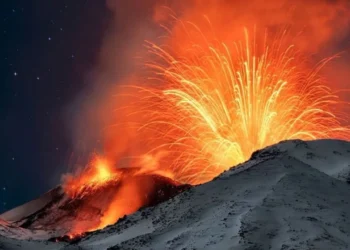 El más grande de Europa El volcán Etna entró en una nueva fase eruptiva y lanzó lava a 400 metros: las impactantes imágenes