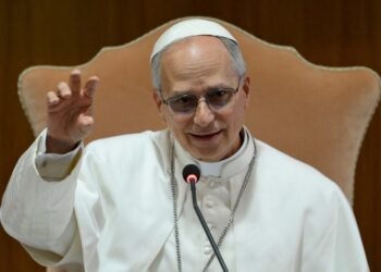 León XIV urge a una Curia más misionera y alerta sobre la división interna