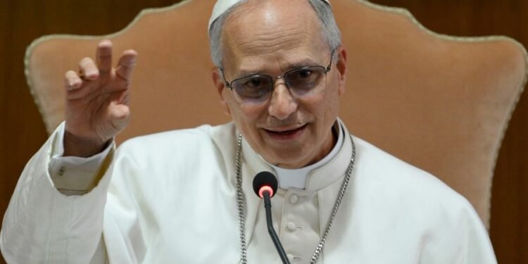 León XIV urge a una Curia más misionera y alerta sobre la división interna