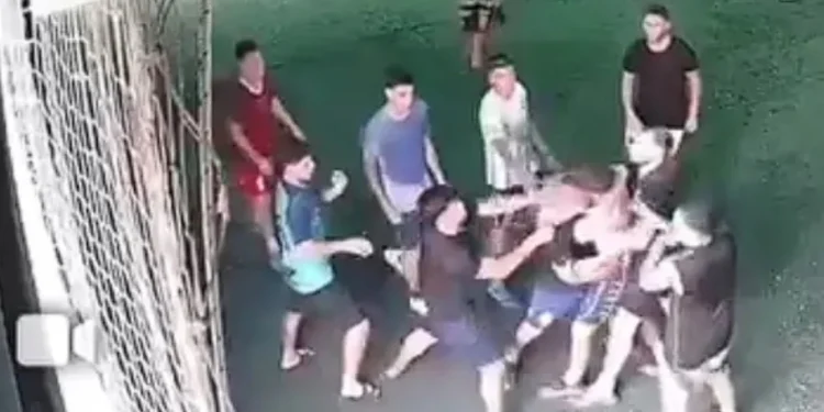 Un ex jugador de Colón y Atlético fue protagonista Un partido entre amigos terminó a las piñas en Rafaela