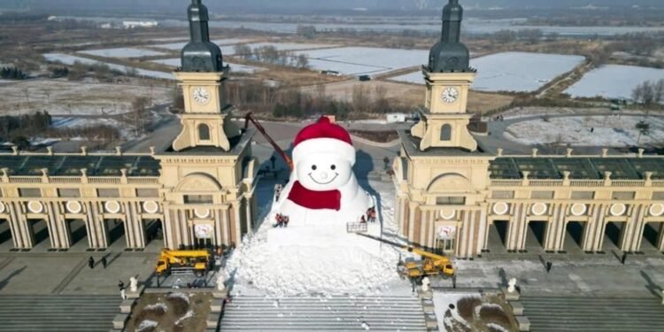 Récord mundial El muñeco de nieve más grande del mundo toma forma en China