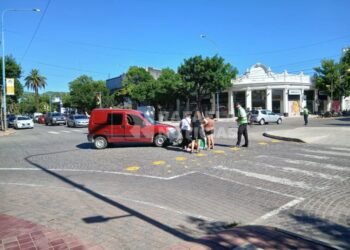Accidente entre una camioneta y una moto en pleno centro de Rafaela