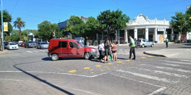 Accidente entre una camioneta y una moto en pleno centro de Rafaela