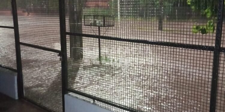 Nochebuena bajo agua en Rafaela: varios barrios anegados y solicitud de bolsas de arena
