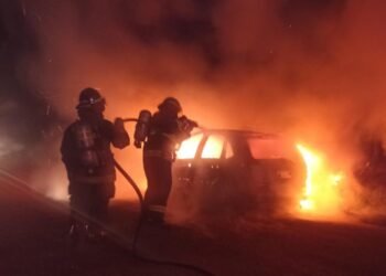 Se incendió por completo un automóvil en el camino central de Susana